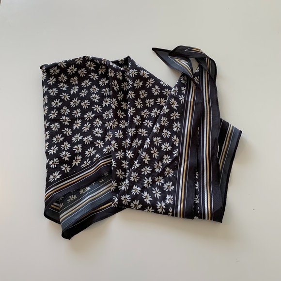 American Eagle Silky Daisy Bandana Top - Picture 4 of 4